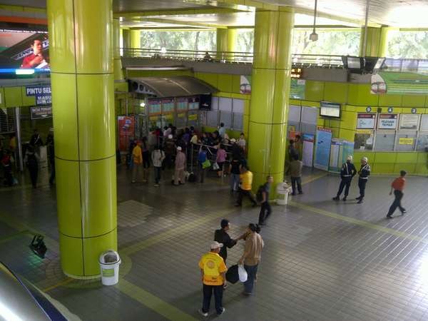 Berjuang Berburu Tiket Kereta Mudik Lebaran