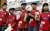 Selain bercerita melalui boneka, mereka juga bernyanyi mengenai kelestarian air dan hemat dalam penggunaannya.