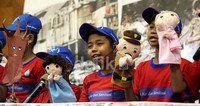 Para siswa SDN Lenteng Agung 05 Pagi, Jakarta dengan antusias mengikuti kegiatan pertunjukan Panggung Boneka.