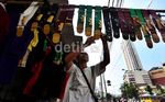 Mengais Rezeki dengan Menjual Baju Si Pitung