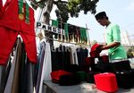 Mengais Rezeki dengan Menjual Baju Si Pitung