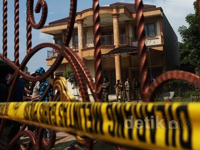 Rumah Mewah Bos Pabrik Wajan Digaris Polisi