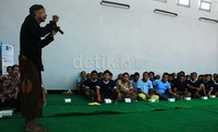 Slamet Subejo melakukan sosialisasi pemilu yang dikemas dalam bentuk hiburan dagelan. Hal ini dilakukan agar warga binaan dapat menyalurkan hak pilihnya pada Pemilihan Gubernur (Pilgub) 2013 yang akan digelar pada 26 Mei mendatang.