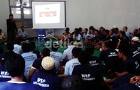 Para penghuni lapas serius mendengarkan pemaparan dari Slamet Subejo.