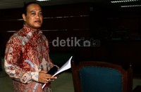 Djoko Susilo meninggalkan ruang sidang. Lamhot Aritonang/detikFoto.