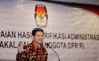 Ketua KPU Husni Kamil Manik memaparkan hasil verifikasi administrasi seluruh bakal calon anggota DPR RI di depan 12 parpol.