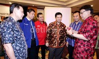 Sekjen PDI Perjuangan Tjahjo Kumolo menunjukan kartu anggota PDIP dan bercerita soal rekruitmen caleg kepada Ketua KPU Husni Kamil Manik.