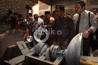 Wakil Ketua DPD La Ode Ida memasuki pabrik kuali yang pernah dijadikan tempat perbudakan di Tangerang.