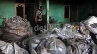 Limbah hasil produksi kuali menumpuk di salah satu ruangan.
