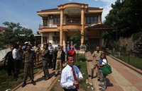 Anggota DPD RI dan aparat pemerintahan setempat meninjau rumah tersebut.