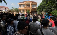 Ratusan warga berkumpul di rumah milik juragan pabrik wajan, Yuki Irawan.