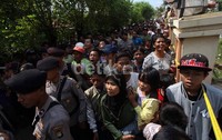 Polisi pun siaga untuk mengantisipasi hal-hal yang tidak diinginkan.