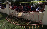 Pagar rumah Yuki Irawan dirusak warga yang kecewa dengan perbuatan Yuki.