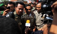 Sang camat pun harus dievakuasi oleh polisi.