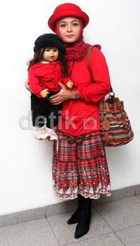 Ria Enes dan Suzan tampil dengan busana serba merah saat ditemui di kawasan Kebon Jeruk, Jakarta Barat, Selasa (7/5/2013). Gusmun/detikFoto.