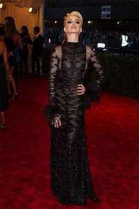 Pemain 'Les Miserables' Anne Hathaway tampil elegan lewat gaun Vintage dari Valentino Haute dengan dekorasi abstrak dan bordir manik-manik. REUTERS/Lucas Jackson.