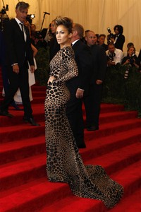  J-Lo memamerkan punggungnya lewat gaun payet, bordir dari Michael kors dengan motif macan tutul dan perhiasan dari Dana Rebecca dan Pfeiffer Rona. REUTERS/Lucas Jackson.