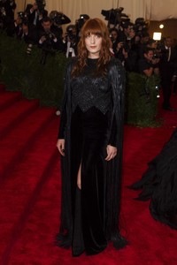 Musisi asal Inggris, Florence Welch tampil serba hitam lewat gaun Givenchy Haute Couture karya Riccardo Tisci. REUTERS/Lucas Jackson.