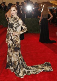 Aktris Amanda Seyfried tampil berseri-seri mengenakan gaun Givency Haute Couture panjang. REUTERS/Lucas Jackson.