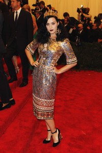 Tampil bak ratu kerajaan, penyanyi Katy Perry berpose dengan gaun dari Dolce & Gabbana. REUTERS/Lucas Jackson.