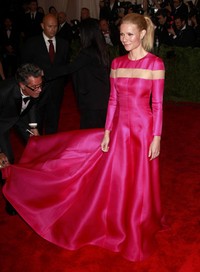 Aktris Gwyneth Paltrow terlihat anggun lewat gaun merah muda dari Valentino Haute, dengan meyisipkan garis tulle di sekitar bahu. REUTERS/Carlo Allegri.
