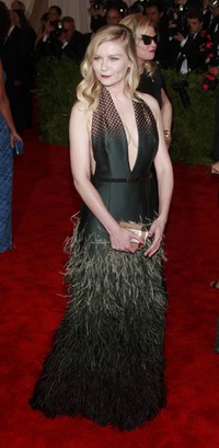 Aktris Kirsten Dunst tampil seksi lewat balutan Louis Vuitton halter dress dengan rok bulunya yang elegan. REUTERS/Carlo Allegri.