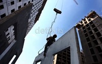 Pekerja konstruksi tengah mengerjakan pembangunan apartemen di kawasan Jakarta Timur, Senin (6/5/2013).