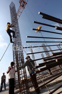 Menurut kepala BPS, jika dibanding kuartal I 2012 (secara tahunan), sektor konstruksi tumbuh 7,19%.
