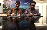 Director 9 Residence Kemang Utara Jopy Rusli (kiri) dan Kepala Kantor Cabang Khusus BRI Jakarta Sis Apik Wijayanto (kanan) menandatangani kerjasama pembiayaan Kredit Pemilikan Apartemen (KPA) Proyek 9 Residence Kemang Utara di Jakarta, Selasa (7/5).