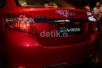 Untuk menunjang kesan dinamisnya, Vios terbaru ini dilengkapi dengan fitur baru seperti aero stabilizing fins dan Catamaran shape roof. Fitur baru tersebut diklaim Toyota akan memberikan performa aerodinamika yang bagus.