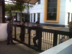 Tolak Penyitaan KPK, Gerbang Kantor PKS Belum Juga Dibuka