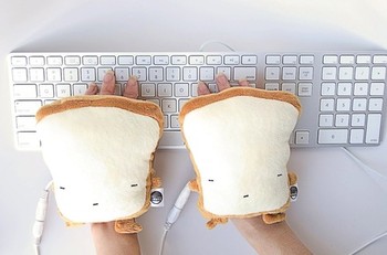     Berada di dalam ruangan dingin, sarung tangan berbentuk roti ini dapat menghangatkan terutama saat pengguna sedang melakukan pengetikan. Tingkat kehangatannya pun bisa diatur tinggi, sedang, ataupun rendah. (kredit foto: siliconindia)