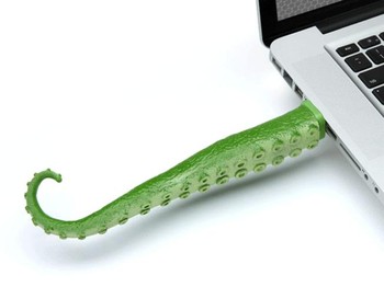    Ketika USB flashdisk ini dihubungkan dengan perangkat komputer atau laptop maka ekornya akan berputar dan menggeliat. Unik bukan?. (kredit foto: siliconindia)
