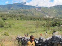 Maima bukanlah tempat wisata. Ini adalah desa yang tak sengaja saya lewati saat perjalanan menuju Telaga Biru beberapa waktu lalu. Namun lanskap hijau yang membentang, puncak-puncak gunung yang berdiri gagah di kejauhan, dan semilir angin sejuk yang berhembus membuat saya jatuh cinta pada pandangan pertama (Sastri/detikTravel)