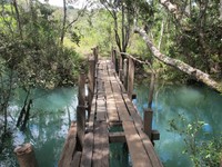 Dalam perjalanan menuju Telaga Biru, traveler akan menemukan banyak jembatan kayu. Namun air sungai di bawahnya sangat jernih dan berwarna biru. Dijamin, Anda tak akan bosan selama perjalanan menuju danau itu (Sastri/detikTravel)