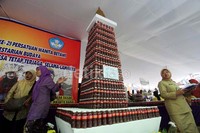 Penyusunan bir pletok menjadi bermacam replika ini merupakan bagian dari peringatan ulang tahun ke-29 Persatuan Wanita Betawi di Gelanggang Olah Raga (GOR) Grogol Petamburan, Jalan Tanjung Duren Barat IV No.10, Grogol Petamburan, Jakarta Barat.