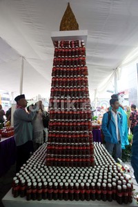 Warga melihat replika Monas yang terbuat dari susunan botol bir pletok di Gor Tanjung Duren, Jakarta Barat, Rabu (8/5).