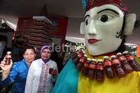 Sebanyak 5000 botol bir pletok disusun menjadi berbagai macam replika diataranya monas dan hiasan rumah betawi.