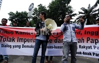 Pendemo meminta Inggris menutup kantor tersebut karena dinilai tidak menyelesaikan masalah.