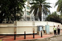 Beberapa polisi berjaga di depan Kedubes Inggris di Jakarta.