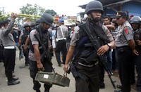 Densus 88 menggunakan bahan peledak dan senapan serbu. REUTERS/Stringer.