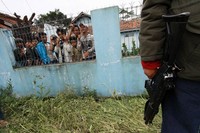 Penggerebekan ini jadi tontonan warga. AFP/Wauntara.