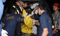 Kantong mayat berisi jenazah terduga teroris diturunkan dari ambulans.