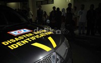 Keluarga terduga teroris menanti di RS.