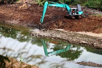 Dua alat berat melakukan pengerukan di Banjir Kanal Timur.