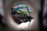 Pengerukan ini juga untuk memaksimalkan fungsi mengatasi banjir ketika hujan turun.