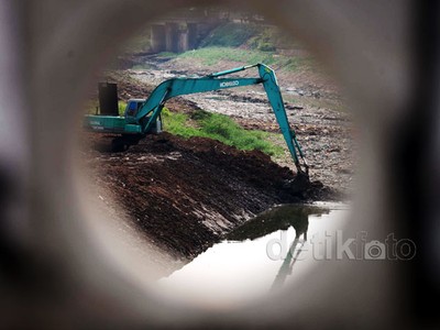 Pengerukan Kanal Banjir Timur