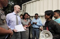 Head of Media and Communication Kedubes Inggris di Jakarta Adam Rutland menemui langsung para pendemo di depan pagar kedutaan di Jl Thamrin, Jakarta.