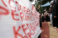Sebelumnya, sekitar 10 pemuda asal Papua juga mendemo Kedubes Inggris dengan kasus serupa. Mereka mengecam sikap pemerintah lokal di Oxford yang menghadiri pembukaan kantor OPM.