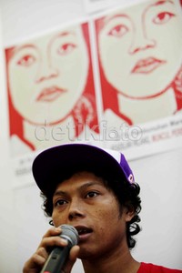 Salah satu buruh memberikan penjelasan terkait praktik 'perbudakan' di pabrik kuali di Kampung Bayur Opak, Desa Lebak Wangi, Sepatan Timur, Tangerang.